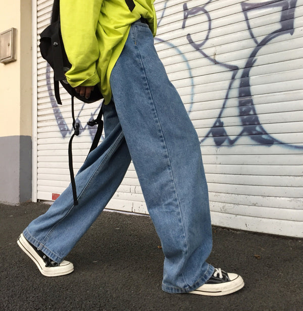 Jeanshose mit weitem Bein