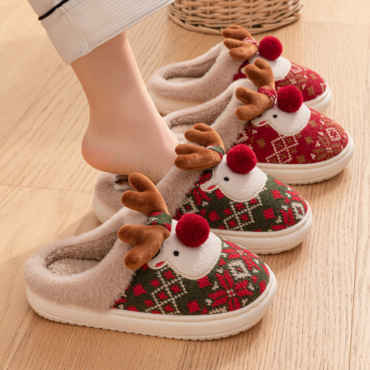 Lindas pantuflas navideñas de peluche de alce