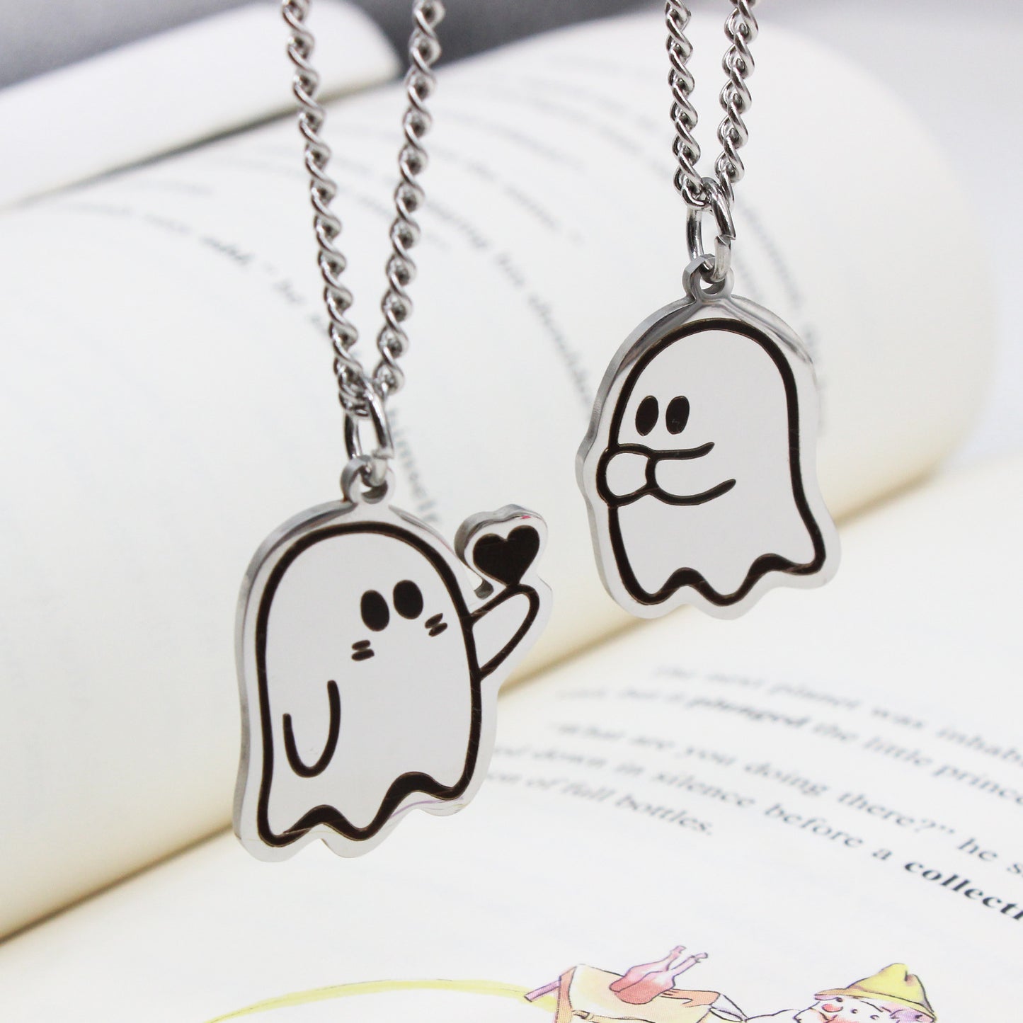 Halloween  Ghost chain